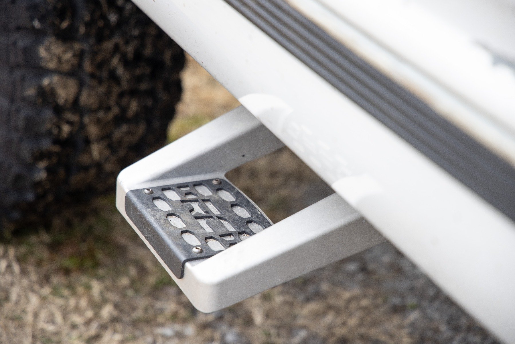 Single Hoop Step | Universal | Alum | Pair | Multiple Makes & Models (Chevy/Ford/GMC/Ram) - Image 4